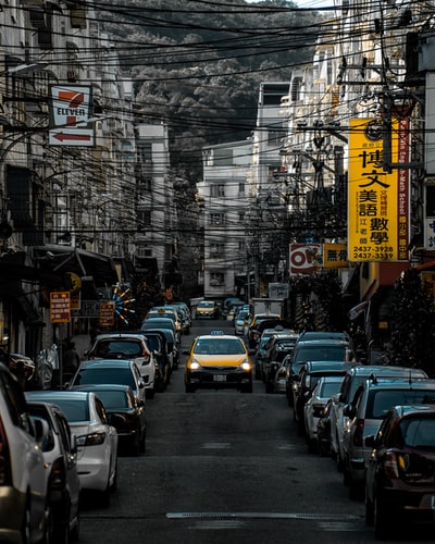 白天停在路边的汽车